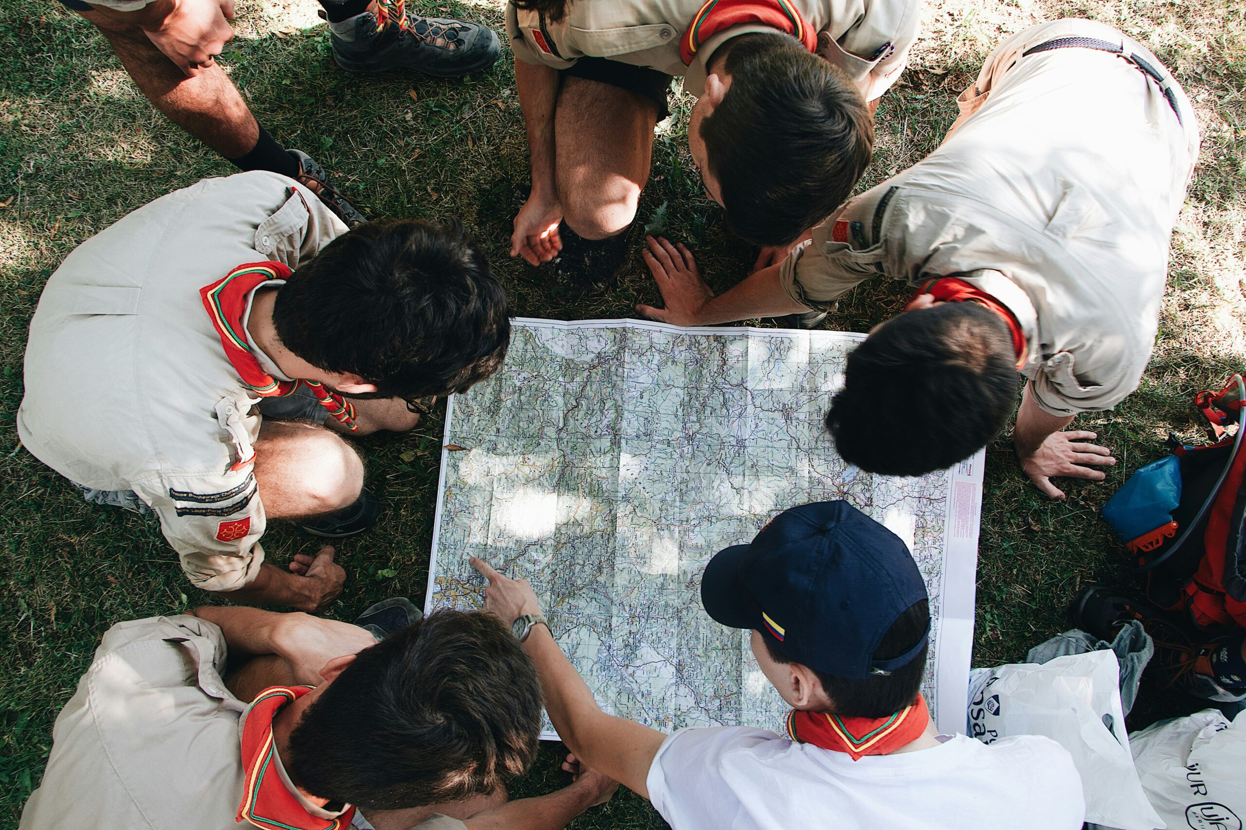 scouts-regardant-carte